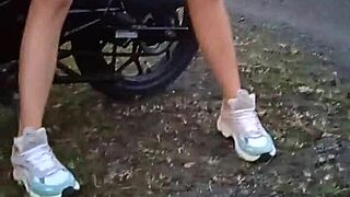 enseñando sus tetas y coño en público