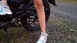 enseñando sus tetas y coño en público