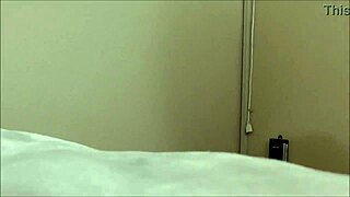 Blondýnka dostává obří výstřik po rychlém foukání a šukání, celá pokrytá spermatem