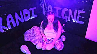 Cute milf kandi laigne pops balloons in homemade fetish video