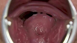 Ami, a fél-japán szépség, megmutatja a borotvált punciját lenyűgöző részletességgel mindenki számára!