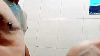 Seks Kamar Mandi Desi dengan Payudara Besar dan Pasangan India Horni