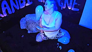 Cute milf kandi laigne pops balloons in homemade fetish video