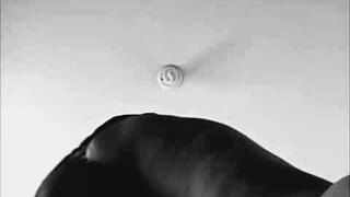 セクシーラティーナ隣人が窓からランジェリーでチラ見誘惑