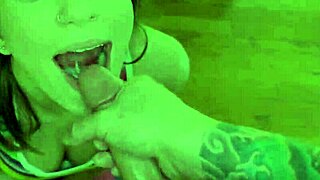 Kledd 18+ suger kuk så fett i POV