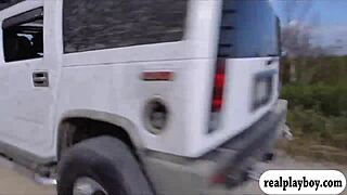 Úžasné drsné baby v bikinoch navštevujú naštvané krokodíly