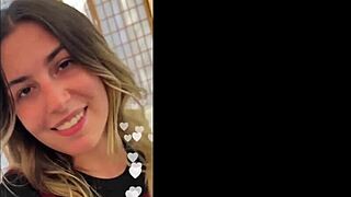 Policia musculoso se coje a hermosa colegiala rubia transexual en el tren barbie anderson
