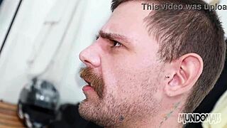 Comi meu parceiro do futebol no vestiario