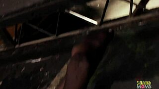 Dia buat milf blond mengerang dengan siapkan faraj dicukur untuk creampie dubur