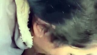 O onun mükemmel kıçına bakarken o da onun sikini sıkıyordu