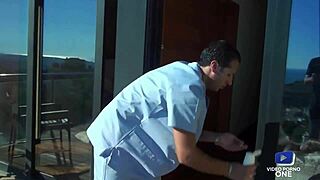 Le masseur me baise sur le balcon