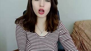 Русская красотка с большими сиськами дрочит киску на вебкамере