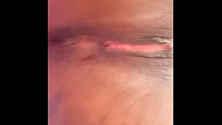 une femme noire en chaleur se caresse la chatte