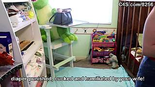 Kvinnor sätter tillbaka männen i blöjor för straff.