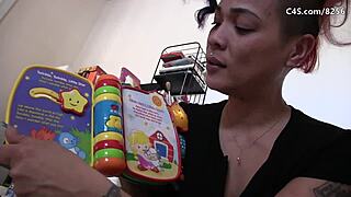 Kvinnor sätter tillbaka männen i blöjor för straff.