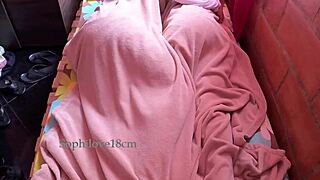 entro al cuarto de mi hermanastra nalgona y meto mi polla en su coño mojado