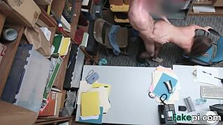 بروك بليس مسروقة متجوزة في وضع الكلب في مكتب العمل