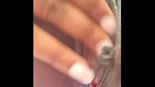 une femme noire en chaleur se caresse la chatte