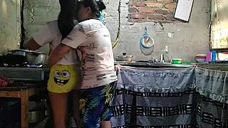 Paula slickar röv medan jag lagar lunch