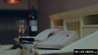 אני אוהב לצפות בציצים הגדולים שלי קופצים בזמן שאני מתאנן