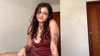 Üvey Kardeşimin En İyi Arkadaşı Gizlice Odama Giriyor, Sik Arayarak.