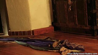 Girl from Bollywood shows her nude body