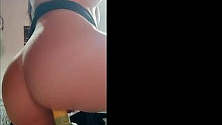 Ruiva rabuda senta no consolo abrindo a bucetinha e goza gostoso - completo no red