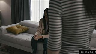 Big cock shemale banging a chick! 😲