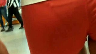 Горячая девчонка с классной жопой в обтягивающих шортах чувствует возбуждение на рынке.