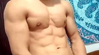 Dalam adegan gay ni, muka saya terdedah sambil air mani tutup pantat besar dari kote raksasa