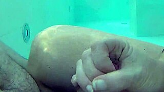 Ik flits mijn lul naar mijn stiefdochter in openbaar zwembad, en ze helpt me aftrekken voor iedereen 😏 riskante echte seks