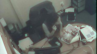 블론드 비서가 사무실 근무시간에 자위해