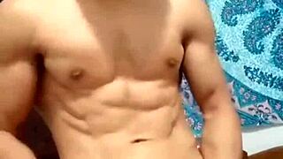 Dalam adegan gay ni, muka saya terdedah sambil air mani tutup pantat besar dari kote raksasa