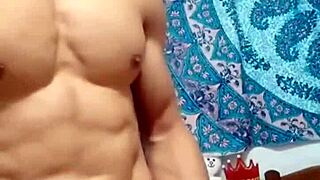 Dalam adegan gay ni, muka saya terdedah sambil air mani tutup pantat besar dari kote raksasa