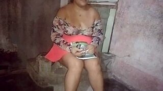 la jefa supervises work and masturbates to a nice orgasm before workers arrive