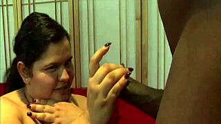 Kurvig vit tjej blir naglad av svart stud