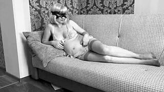 Těhotná MILF a Její Zralá Přítelkyně Se Věnují Amatérskému Lesbickému Předehře