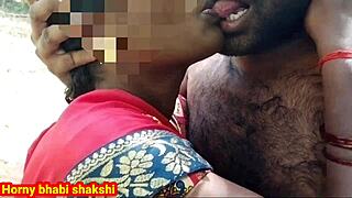 숲에서 데시 여자가 친구 불러서 키스하고 박아