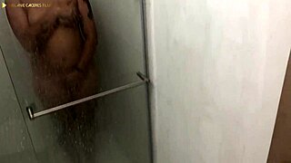 Espiando A Mi Tia Mientras Se Baña - Porno En Español