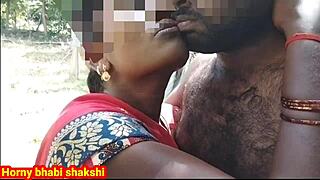 숲에서 데시 여자가 친구 불러서 키스하고 박아