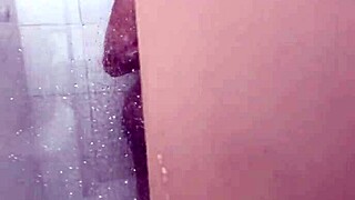 Espiando A Mi Tia Mientras Se Baña - Porno En Español