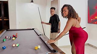 Stiefsohn bohrt mich auf dem Billardtisch, während Ehemann weg ist. Ich schlucke jeden Tropfen von Carla Morelli.