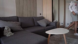 Тайно чукам мащехата докато жена ми гледа отвън през прозореца