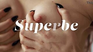 Jolie Webb Vücudunun Güzelliğini Sergiliyor