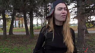 Bezdomovkyně se nechá vyjet raw v šílené taxikářské dobrodružství