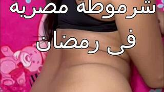 Mož gleda, kako kurba dobi spermo na rit