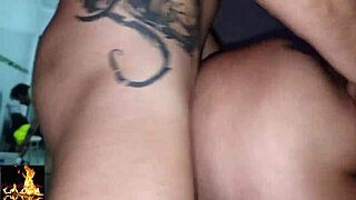 Makan malam di rumah kawan jadi gangbang dengan jilat faraj dan tampar