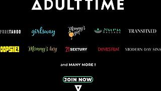 Fisioterapista MILF dà massaggio sensuale con olio a vicina sexy ferita, lecca e scopa in faccia