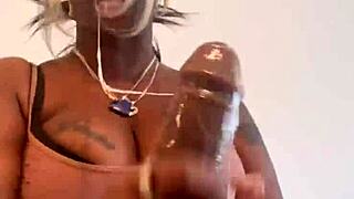 Lær dybt hals med denne sorte babe