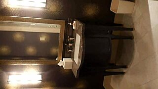 Горячая модель раздевается на фотосессии, сбрасывая платье соблазнительно